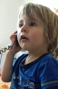 Kind beim Telefonieren
